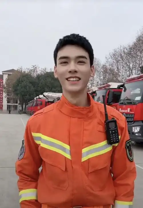 他的芜湖,乐着乐着,就被一身橙红色造型吸引,镜头里的人,梳着短黑寸头