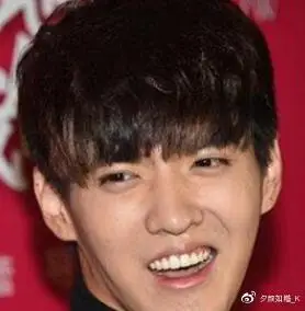 吴亦凡整容史,你看这个脸他又长又宽,就像这个碗他又大又圆