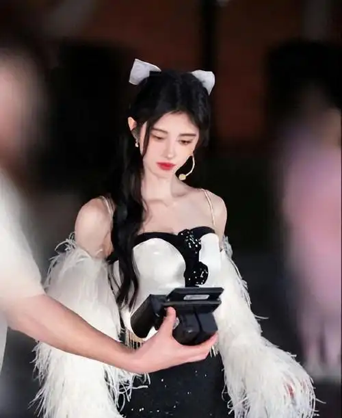 鞠婧祎最新舞台妆容 闪耀非凡