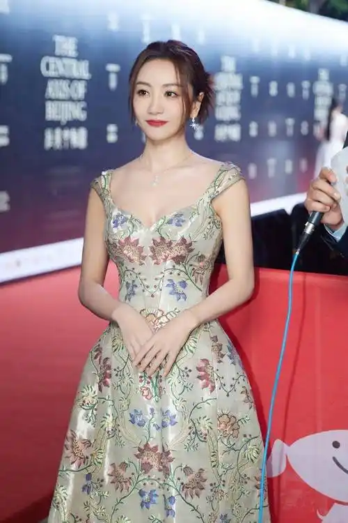 杨蓉身穿绣花礼服韵味十足 大方展露性感好身材_魅力_时装周_散发出