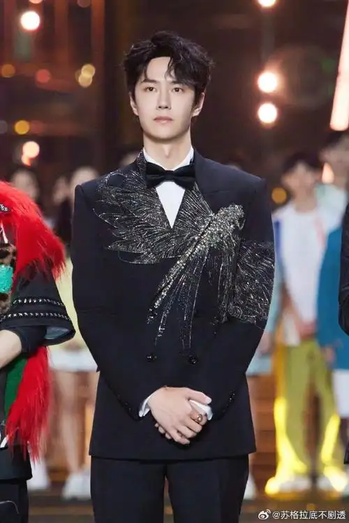 王一博蜻蜓王子##王一博西服上绣了蜻蜓