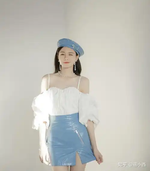 "沈梦辰"去逛街都穿得这么精致,牛仔裙配长卷发,人红气场真大