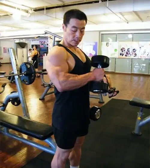 中国70岁老大爷痴迷健身,精神矍铄肌肉饱满,年轻人都自叹不如