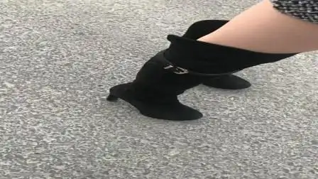 美女司机穿高跟靴开车,过收费站刹车踩不到底,追尾前车