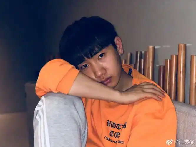 汪苏泷的素颜和妆后差距有点大,但是素颜却被网友称赞