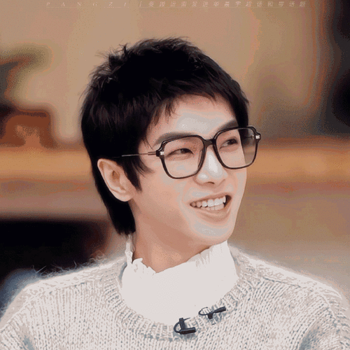 糯糯的小花吃吃太可爱太可爱啦@华晨宇yu这个毛衣加这个发型可可爱爱!