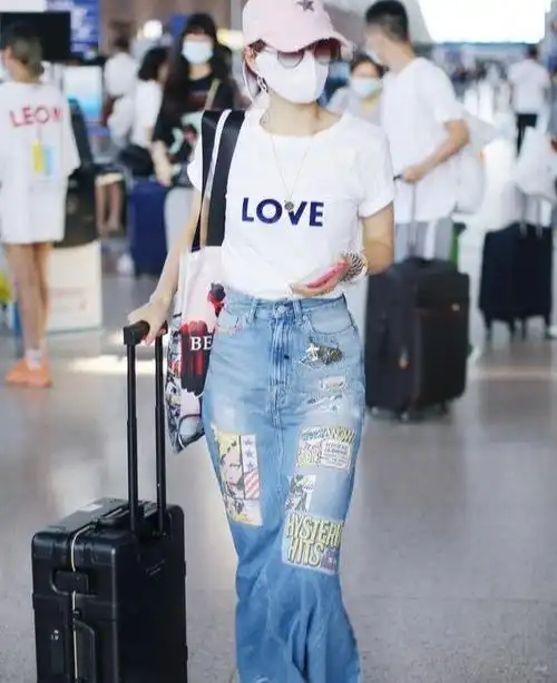 奥利给!马伊琍又时髦起来了,穿白t配牛仔长裙走机场,值得点赞