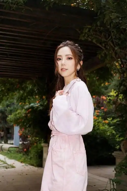 邓紫棋粉色连衣裙可爱