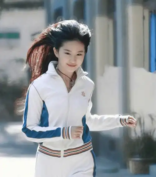 刘亦菲运动照流出,"仙女姐姐"颜值太能打,那年代不用靠美颜?