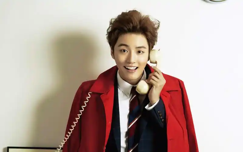 韩国帅气男星尹时允高清桌面壁纸-日韩明星-壁纸下载-美桌网