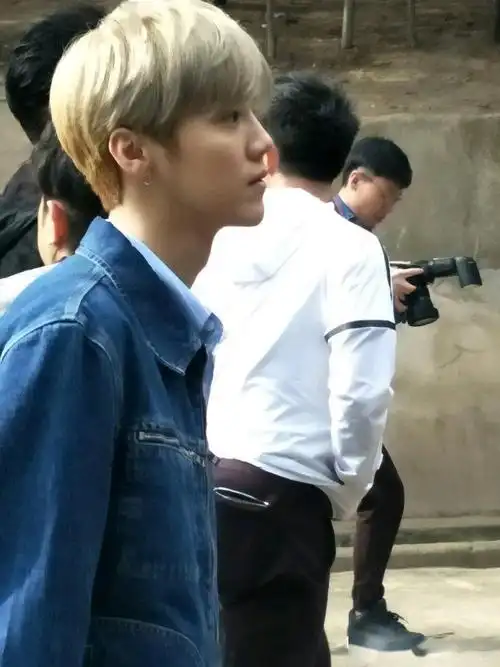 路人镜头下的鹿晗生图 人群中鹤立鸡群般的颜值_手机搜狐网