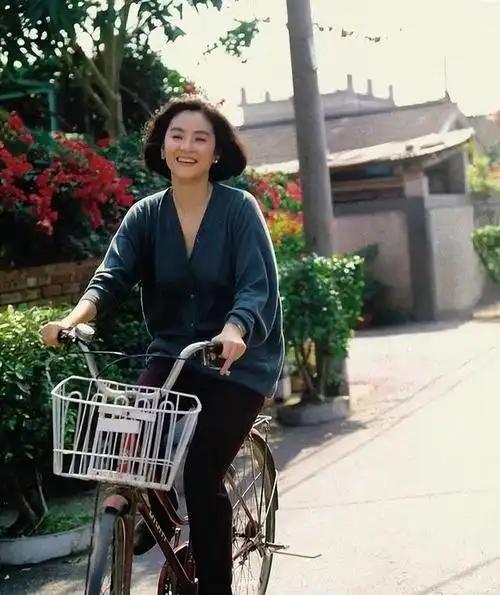 看了90年代"港风穿搭"才发现:不露大腿不露腰,美得更优雅得体