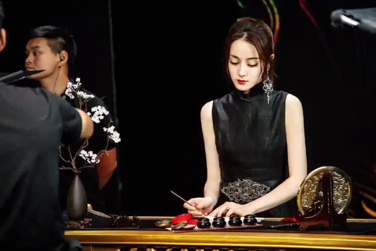 迪丽热巴穿黑色旗袍,单边大耳坠高贵抢镜,国色天香宛如画中人!