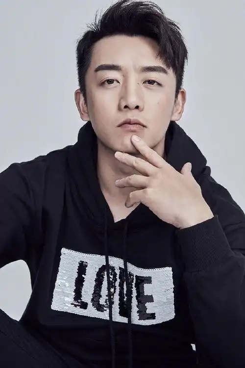 郑恺休闲运动风时尚写真图片