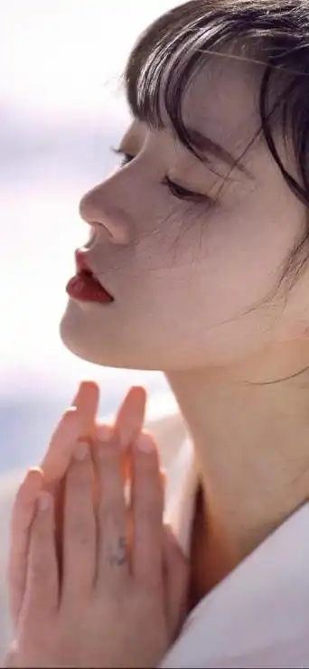 虔诚祈祷的美女侧脸写真