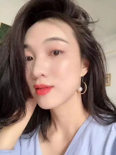 媲美阿玛尼的精华粉底皮肤越用越水嫩朋友怀疑我打了水光针