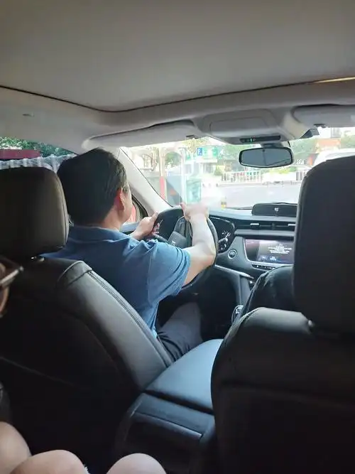 老领导开车带着我们去晚餐.