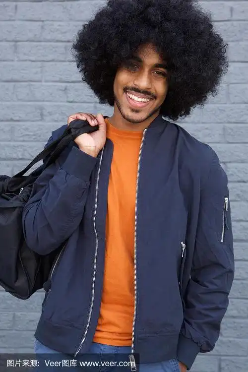 微笑的黑人,留着爆炸头,拿着包