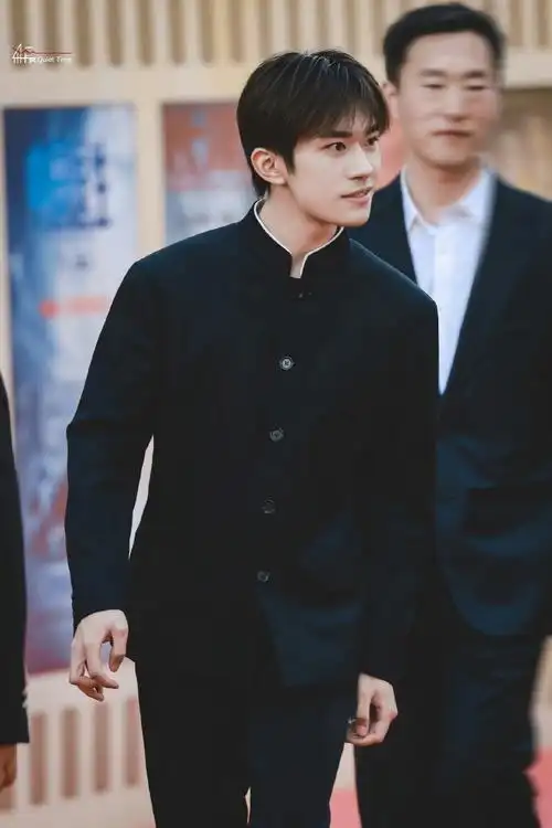 易烊千玺海边拍立得##易烊千玺是在撒娇吗