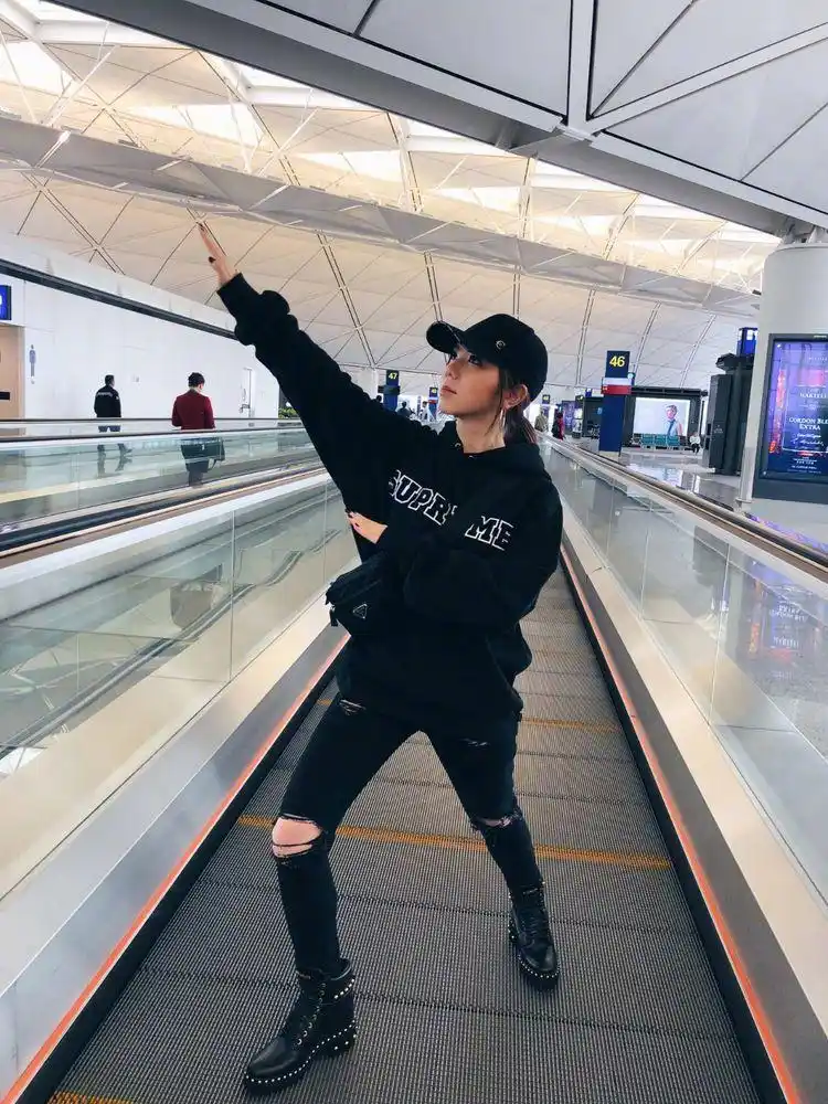 邓紫棋机场搞怪自拍,自称飞行棋,行程繁忙惹人心疼