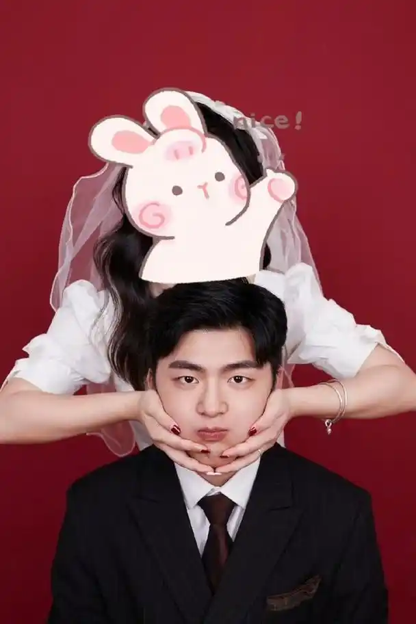 四片叶子就是刘志宏,早前他和易烊千玺,王俊凯,王源他们是一起培养的