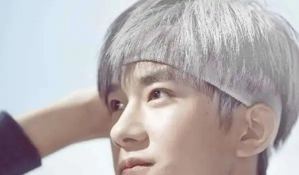 只见过易烊千玺的黑发造型当看到他的银发造型之后网友沉默了