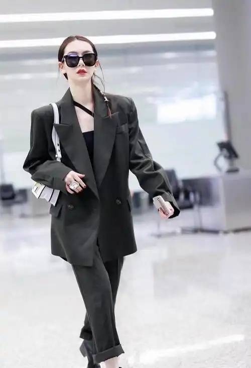 戚薇又玩新花样偷穿老公的白衬衫走机场搭配超短裙美出新高度