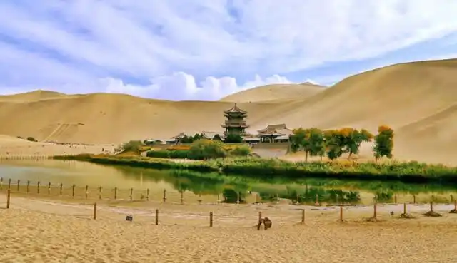 月牙湖景点在哪