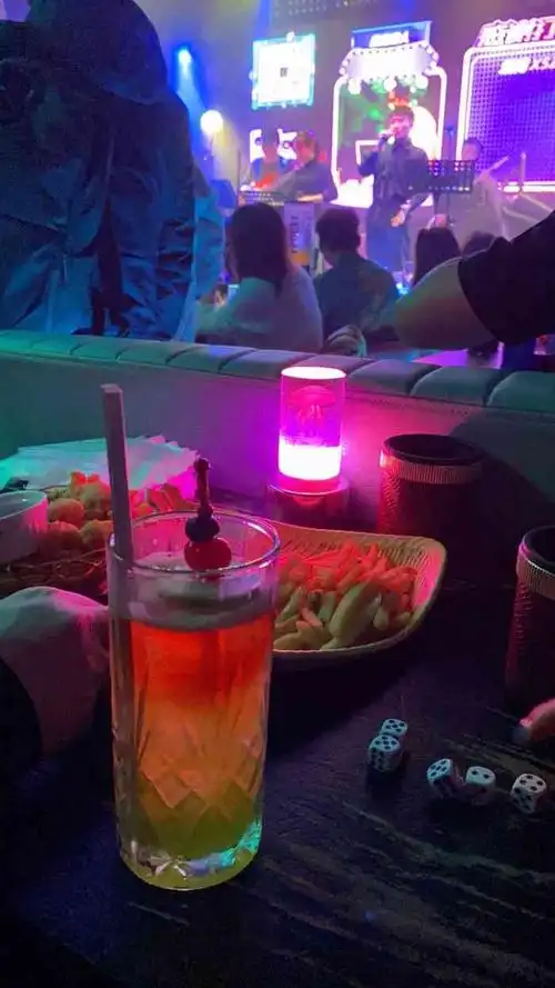 mosso音乐酒吧·live house(南京西路店)-"周五晚上去的,地理位置还算