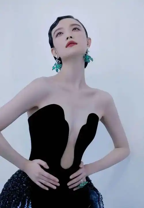 不过,不得不说,倪妮还真敢穿.