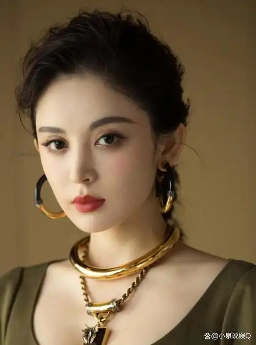 最近,一位知名女星古力娜扎的一组照片在网络上引起了激烈的讨论.