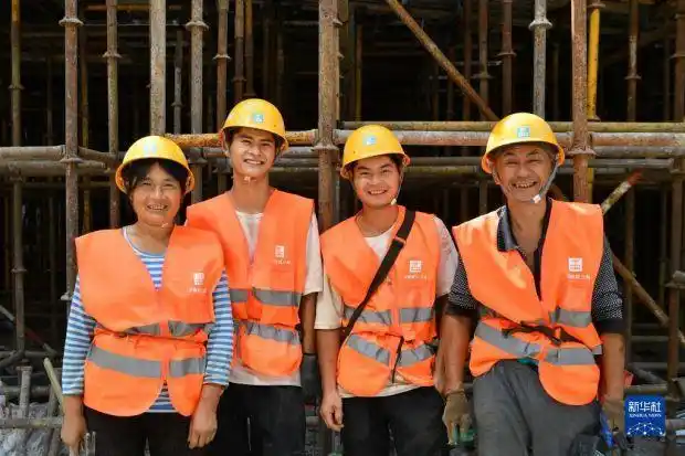 (右一)与妻子陈琼贤(左一),大儿子张劲松(右二),小儿子张虎在工地合影