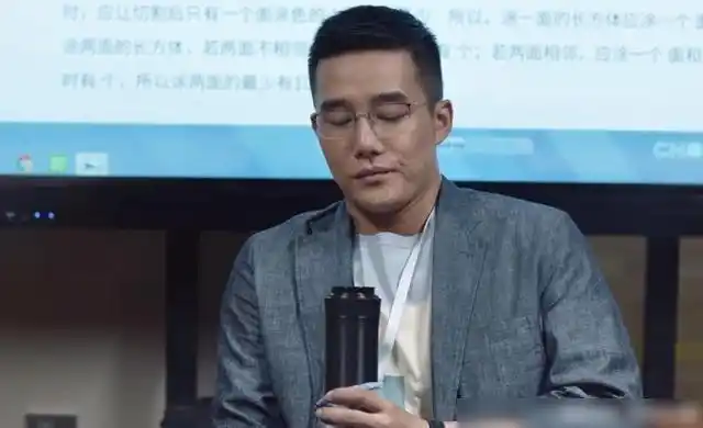 饰演者章涛替钟益道歉把腰站直了他只是个不聪明的打工人