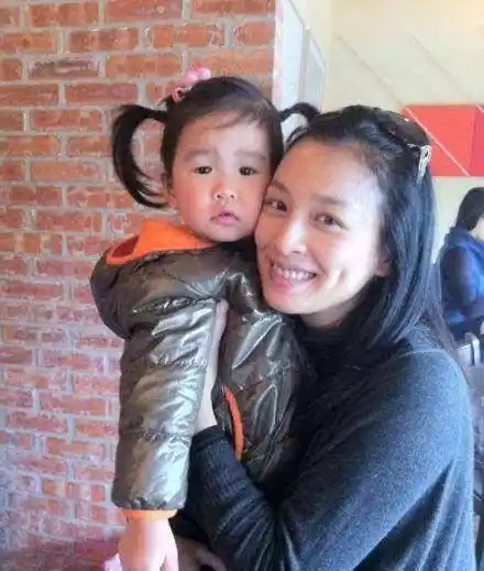 不过孩子是无辜的,虽然小时候长相和妈妈有很大差异会被觉得奇怪,但不