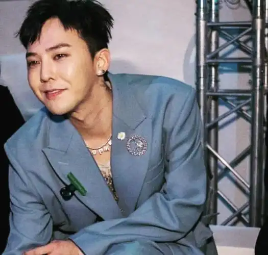 权志龙参军后第一次出现在香奈儿时装秀场