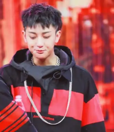 板寸过时,黄子韬"断头"引领时尚,00后:整一个!