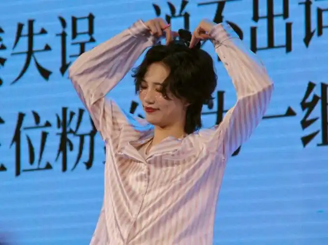 陆柯燃北京签售会可爱三连拍