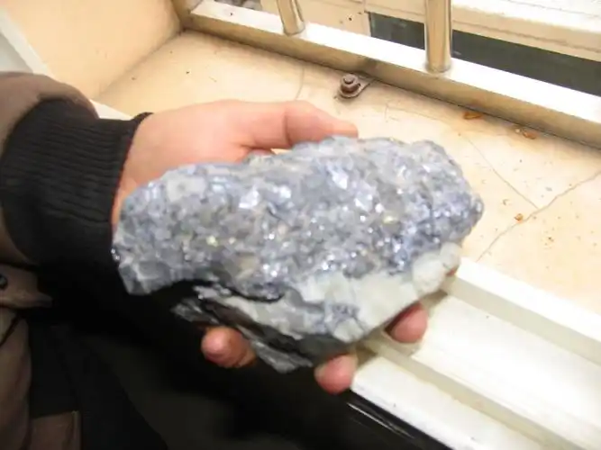 朋友捡到一块石头,金光闪闪,比一般石头重,称了是4.