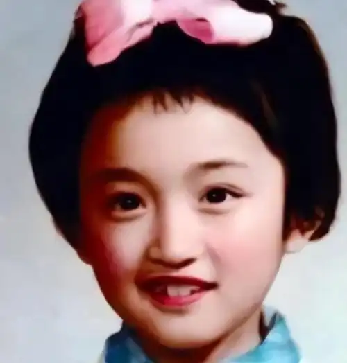 然而,杨钰莹的母亲的亲戚们却劝她将肚中的孩子堕掉,这样就可以重新找