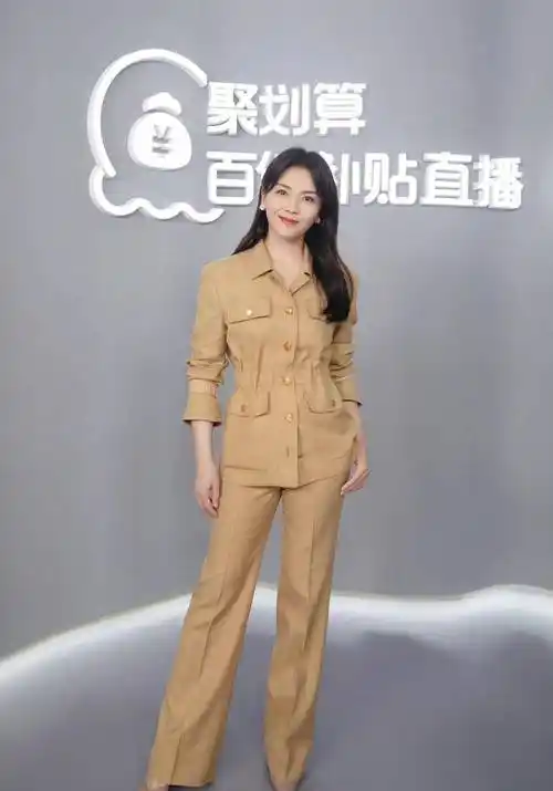 刘涛生活中也很有霸总气质,白色西装现身机场,气质优雅知性_黑色_年龄