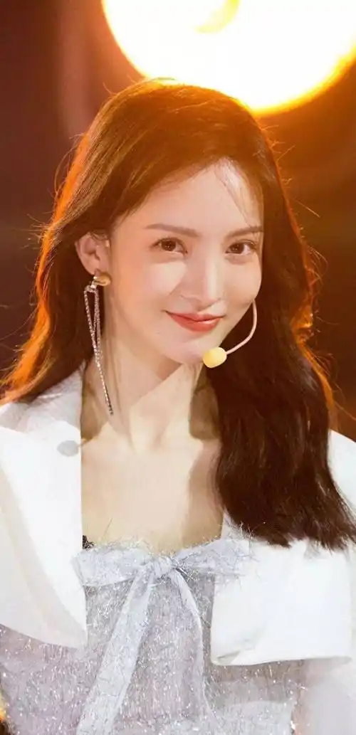 两人却很有默契,选择互不打扰;后来,金晨因为节目结识了韩东君