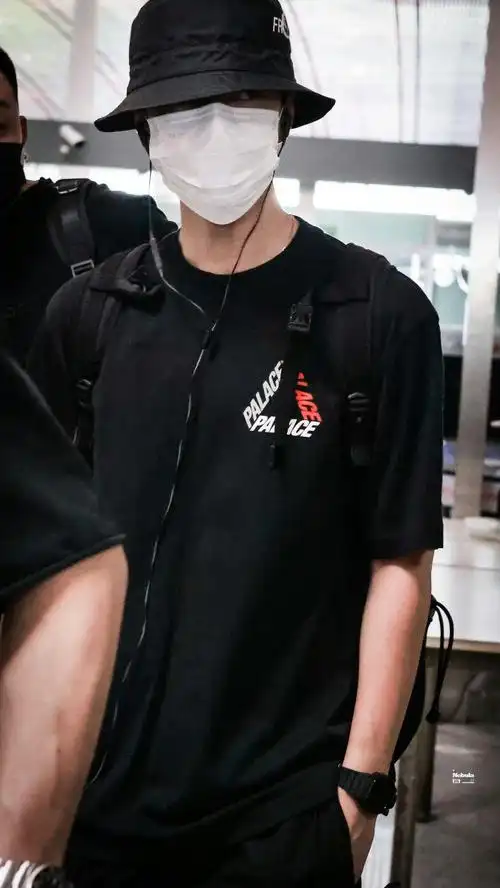 王一博出发泰国机场路透