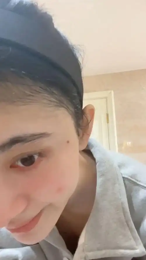 鞠婧祎对着手机镜头洗脸冲去脸上的泡沫后被她的素颜惊住了