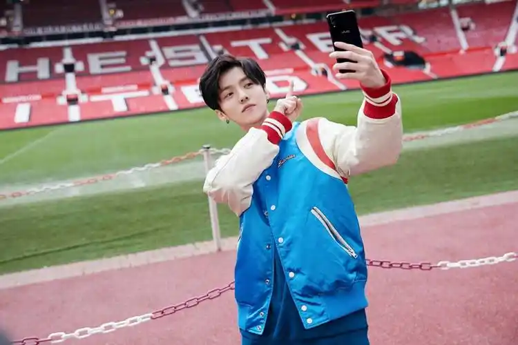 鹿晗再次拜访曼联范志毅评价鹿晗球技鹿晗还有足球公益项目