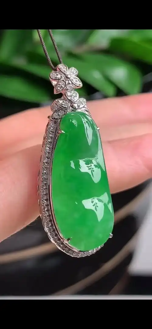 天然a货翡翠18k金豪华伴钻镶嵌满阳绿福豆吊坠缅甸老坑玉石珠宝