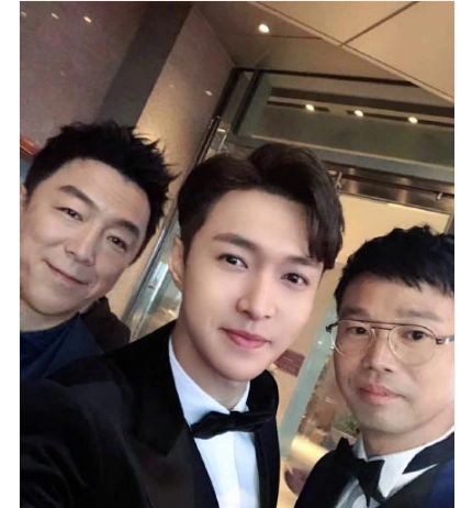 黄渤微博晒张艺兴烤肉照祝福艺兴生日快乐