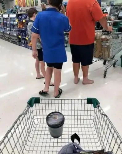 其中有一个女孩就谈到在woolworths看到有人光脚在逛超市.