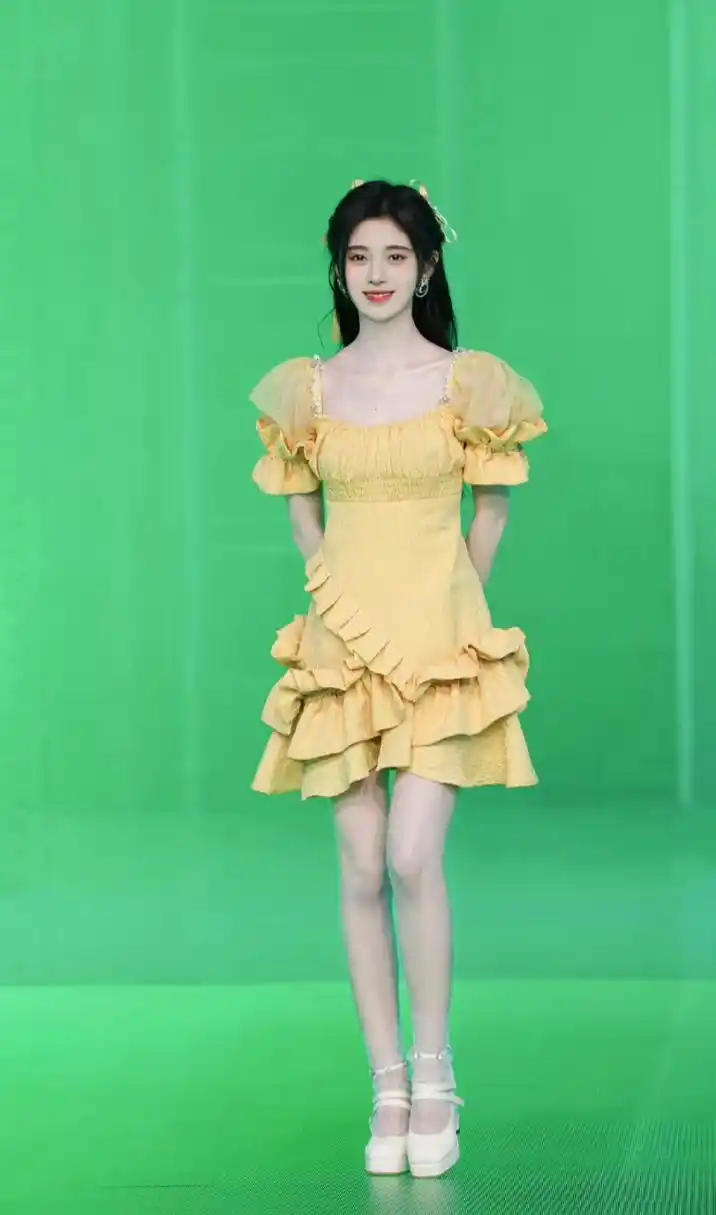 小鞠的腿可真好看,爱死了,想抱着