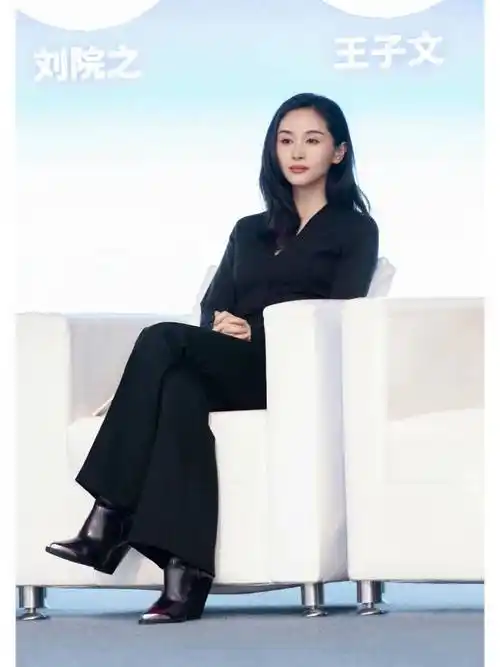 王子文单身后留了长发,穿打底衫 半身裙去看秀,38岁美出新高度_发型