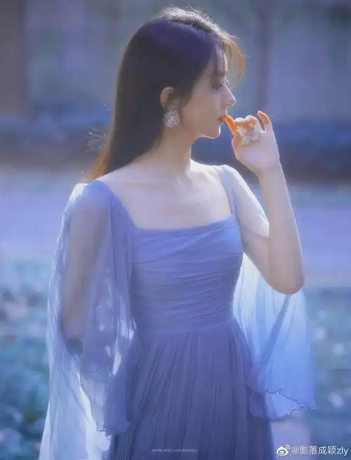 赵丽颖一身蓝色长裙二个袖子的设计像极了一只展翅欲飞的蓝蝴蝶